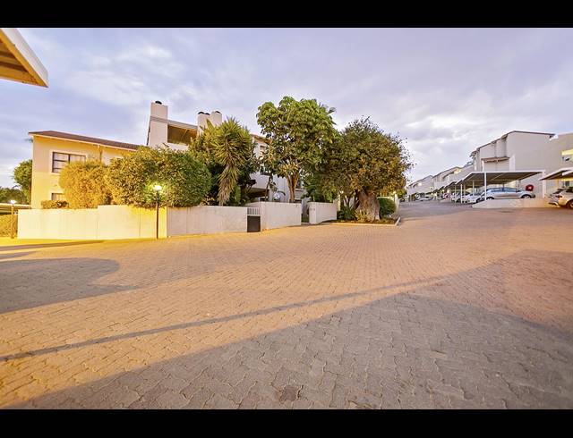 2 BEDROOM APARTMENT FOR SALE IN BRYANSTON